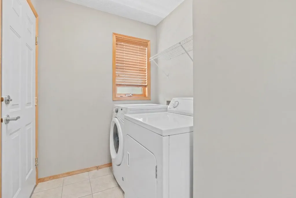 47 Coral Springs Close Calgary AB T3J 3S4