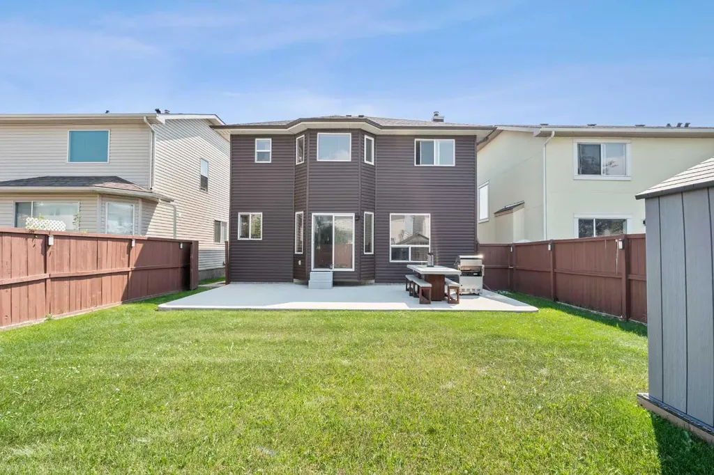47 Coral Springs Close Calgary AB T3J 3S4