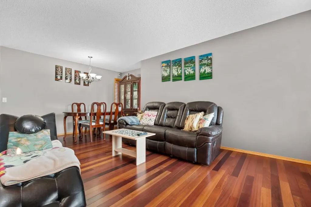 47 Coral Springs Close Calgary AB T3J 3S4