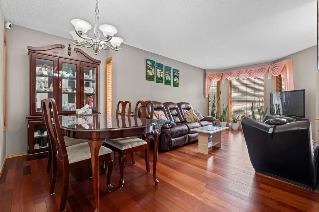 47 Coral Springs Close Calgary AB T3J 3S4