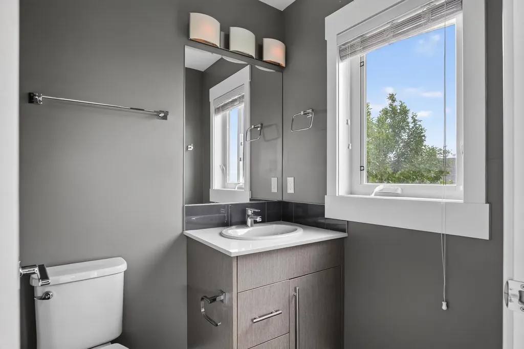 111 Rainbow Falls Gate Chestermere AB T1X0Z5