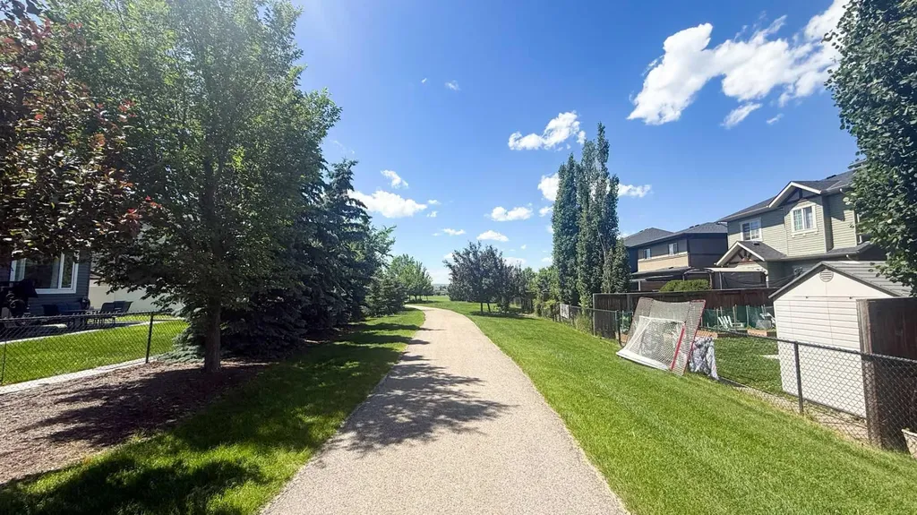 31 Ravenslea Crescent SE Airdrie AB T4A 0H3