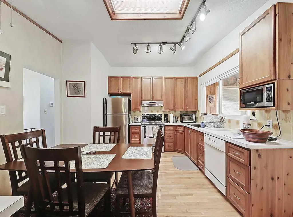 3911 Vincent Drive NW Calgary AB T2N 0K2