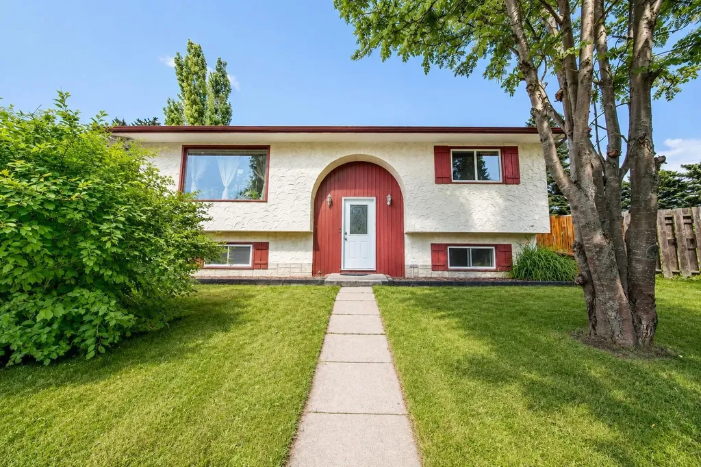 5035 58 Street Close Rocky Mountain House AB T4T 1G5