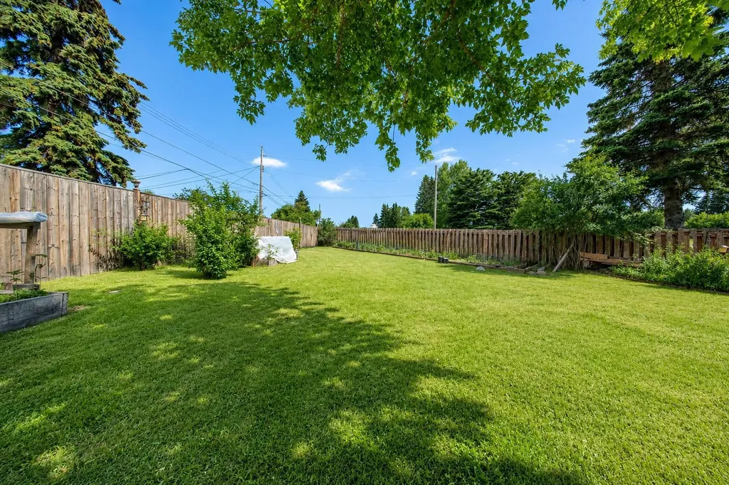 5035 58 Street Close Rocky Mountain House AB T4T 1G5