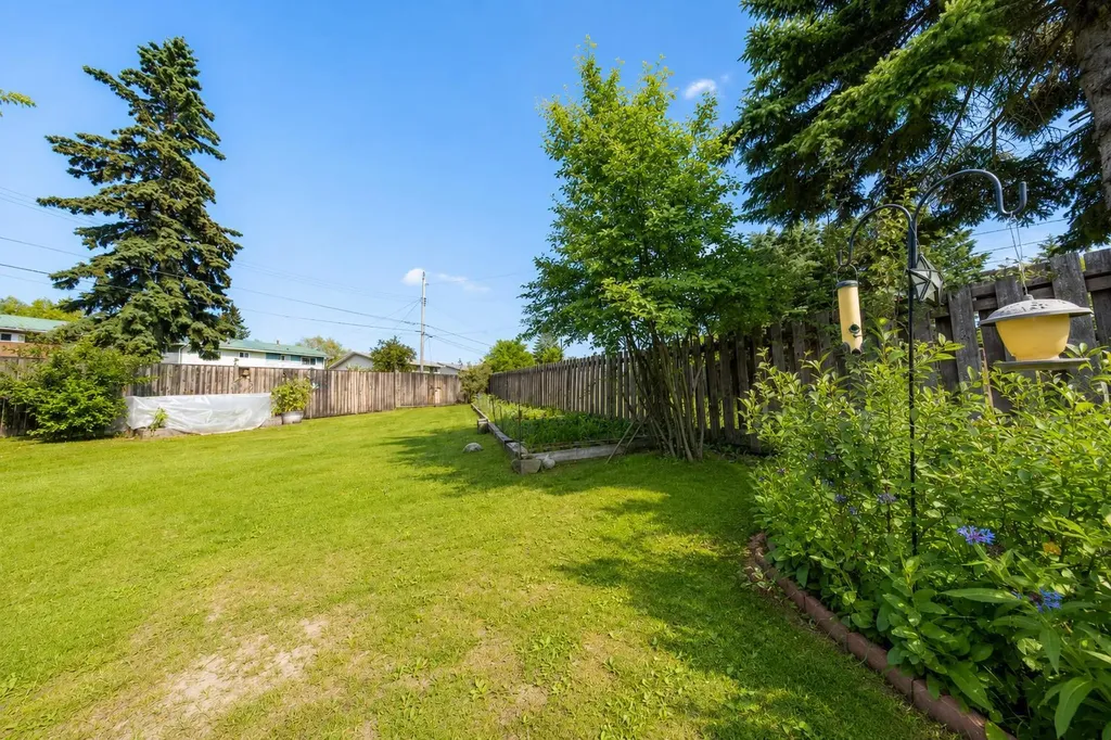 5035 58 Street Close Rocky Mountain House AB T4T 1G5