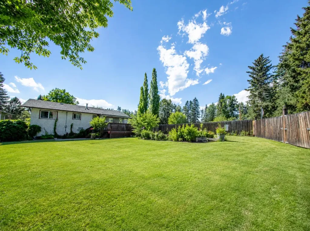 5035 58 Street Close Rocky Mountain House AB T4T 1G5