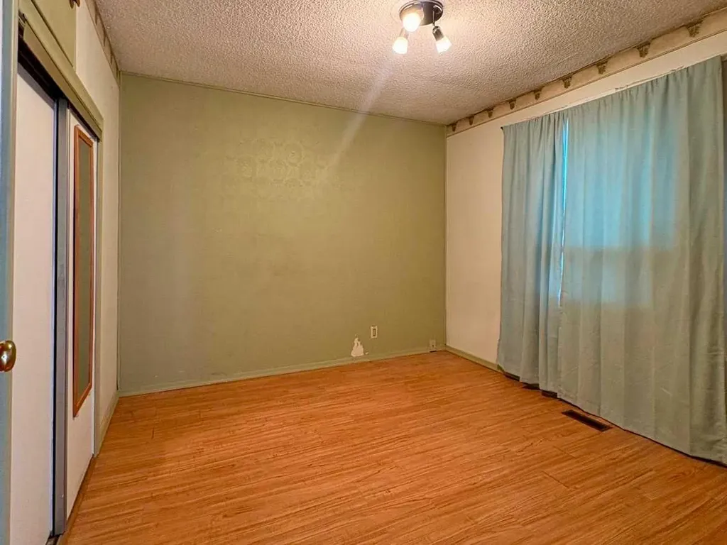 7939 47 Avenue NW Calgary AB T3B 1Z3