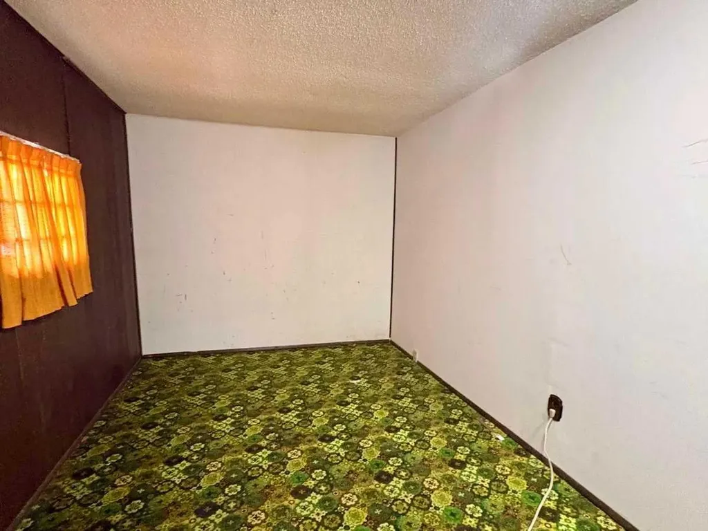 7939 47 Avenue NW Calgary AB T3B 1Z3
