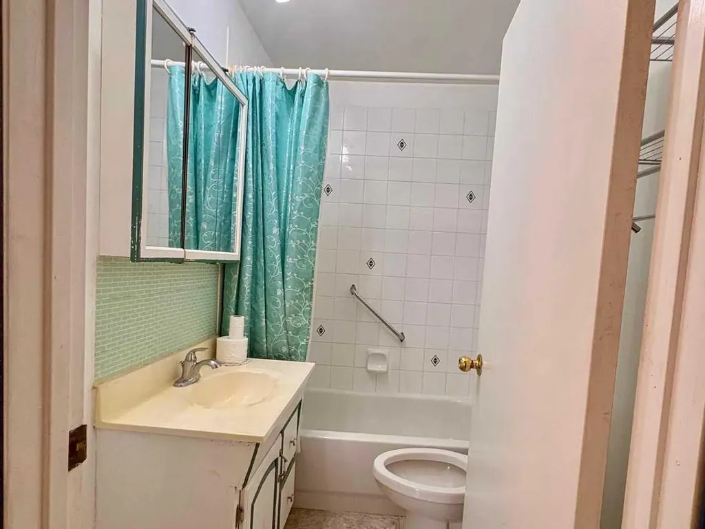 7939 47 Avenue NW Calgary AB T3B 1Z3