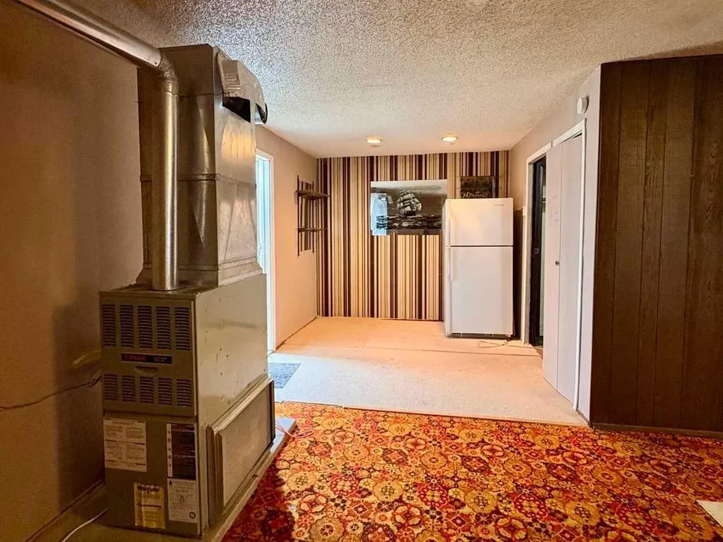 7939 47 Avenue NW Calgary AB T3B 1Z3