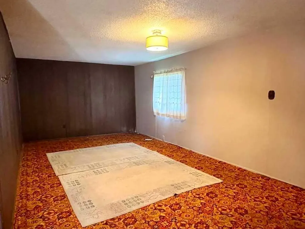 7939 47 Avenue NW Calgary AB T3B 1Z3