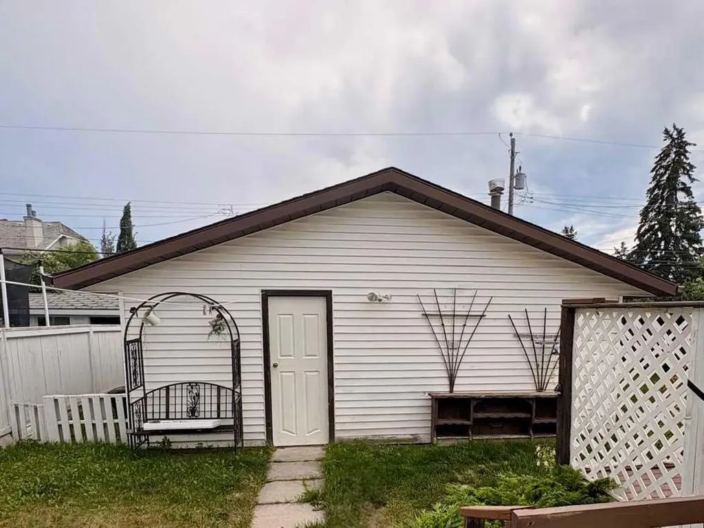 7939 47 Avenue NW Calgary AB T3B 1Z3