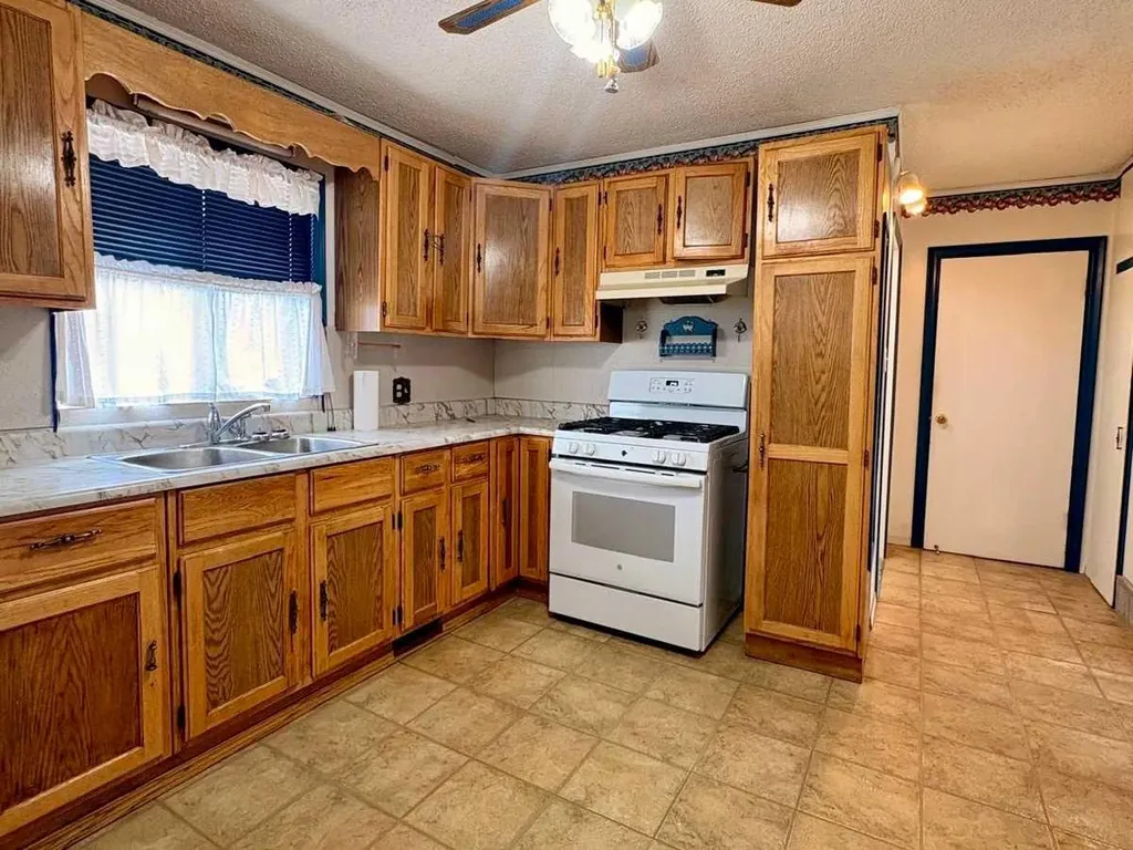 7939 47 Avenue NW Calgary AB T3B 1Z3