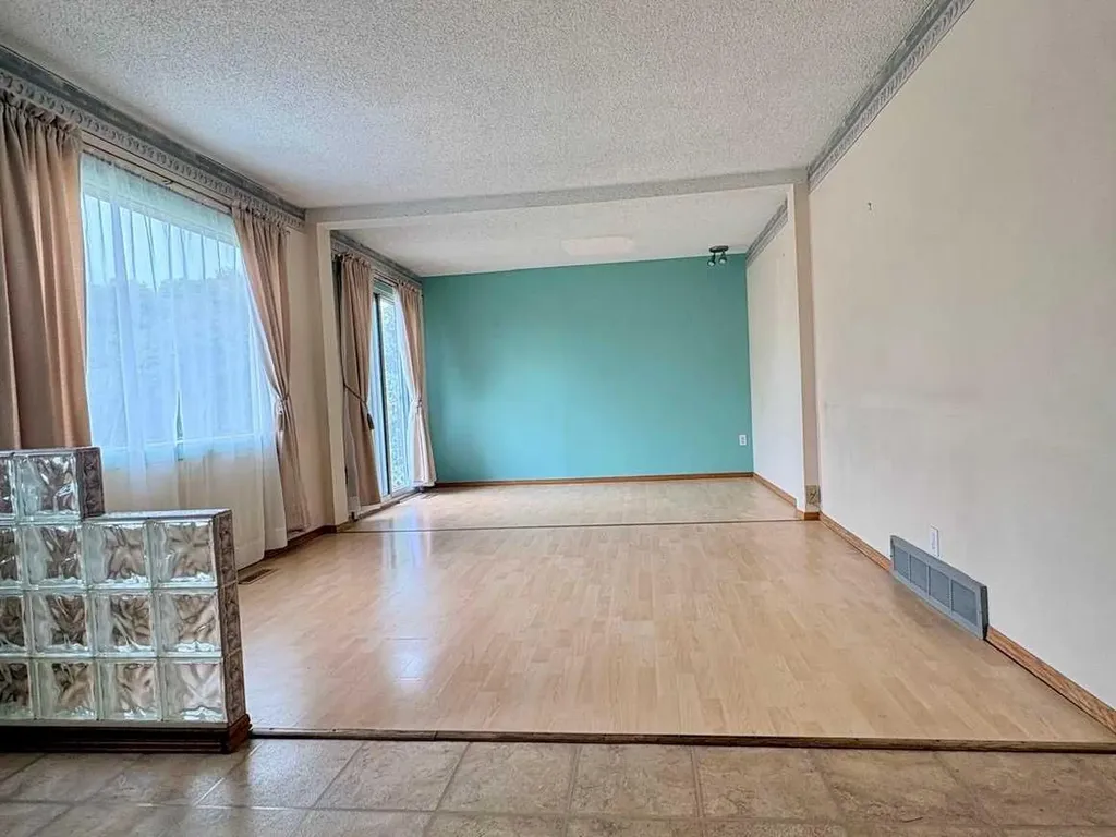 7939 47 Avenue NW Calgary AB T3B 1Z3