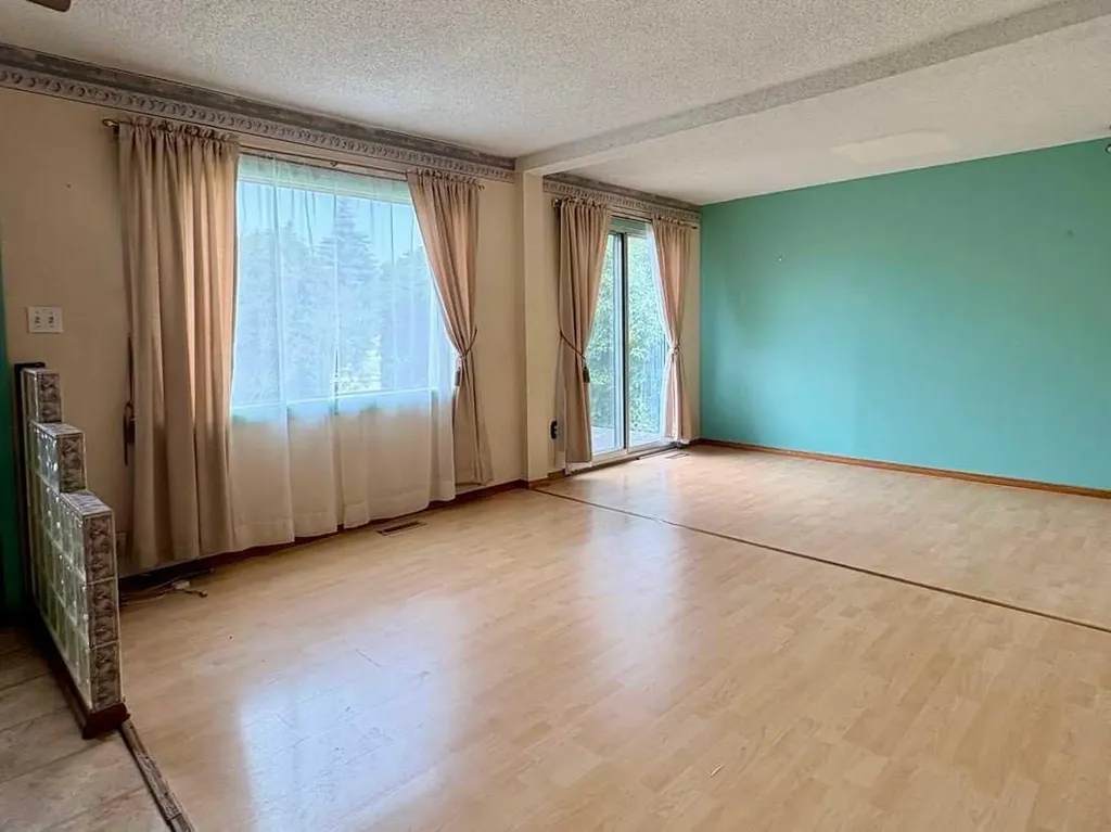 7939 47 Avenue NW Calgary AB T3B 1Z3