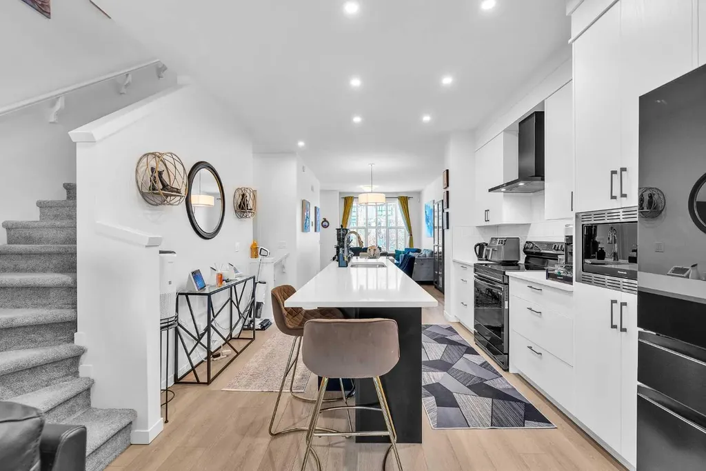 52 Edith Gate NW Calgary AB T3A 1Z2
