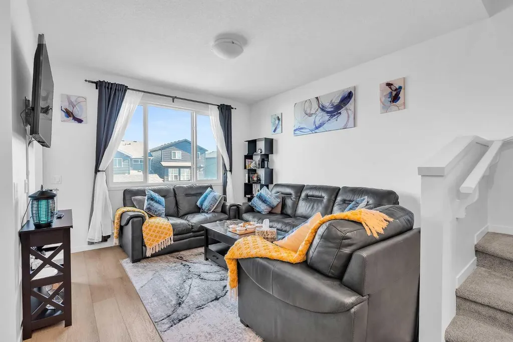 52 Edith Gate NW Calgary AB T3A 1Z2