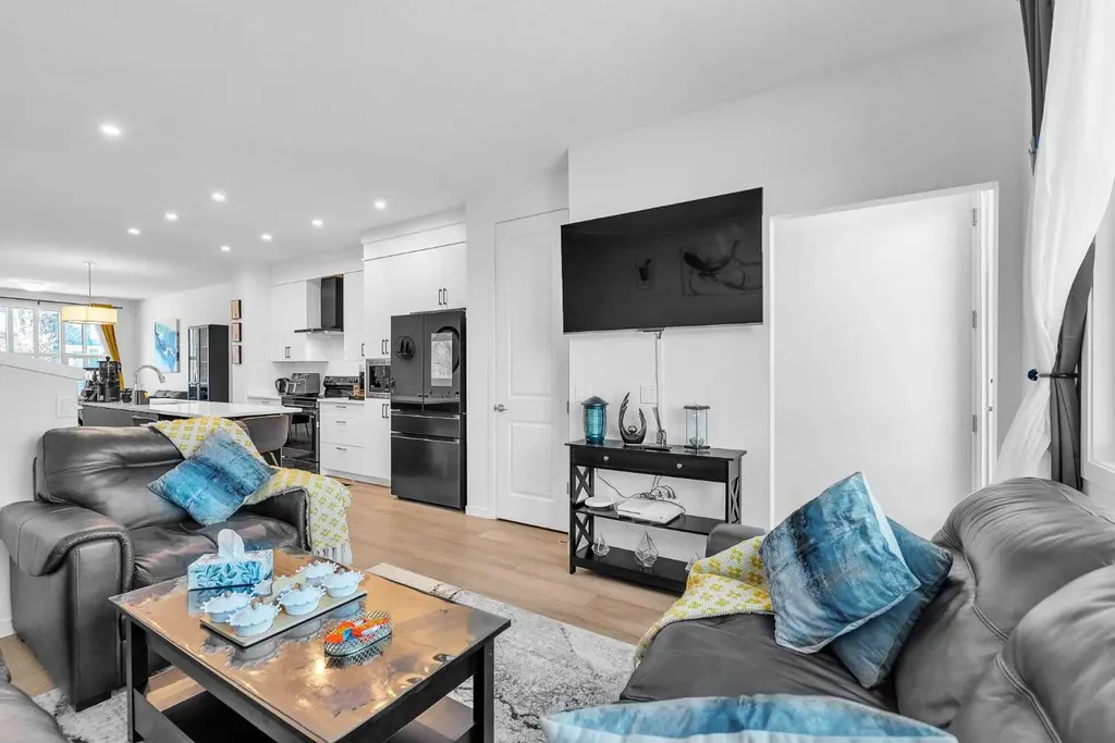 52 Edith Gate NW Calgary AB T3A 1Z2
