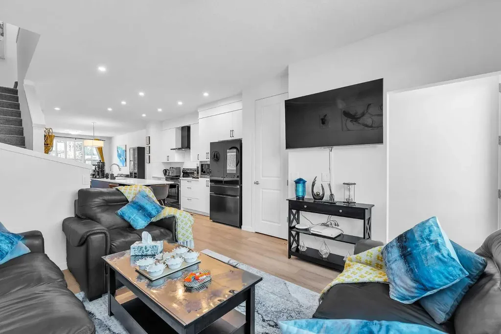 52 Edith Gate NW Calgary AB T3A 1Z2
