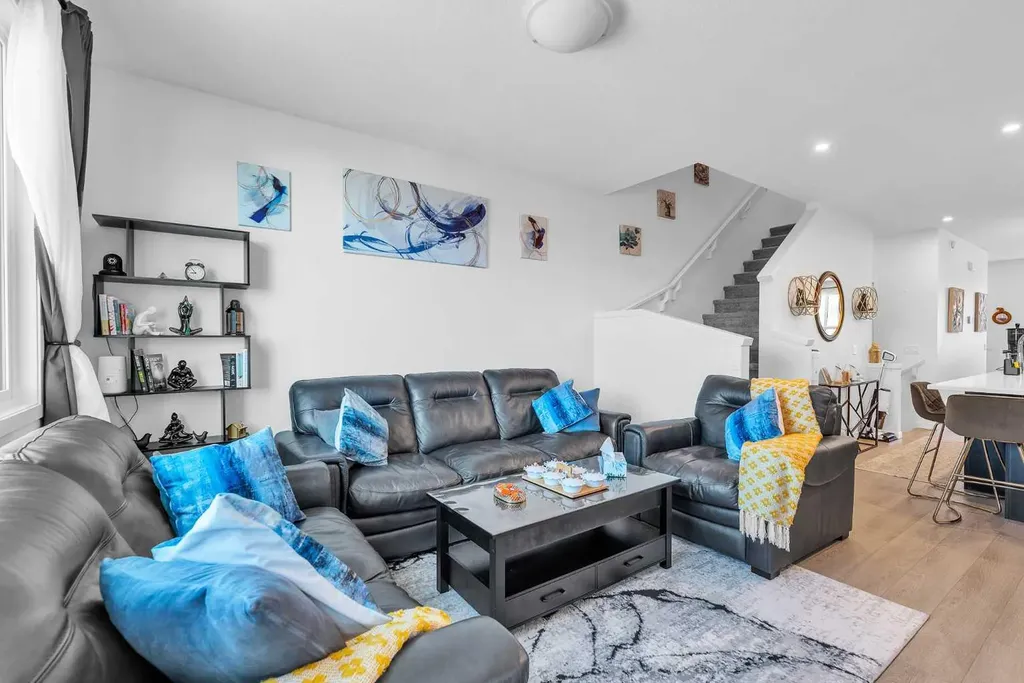 52 Edith Gate NW Calgary AB T3A 1Z2