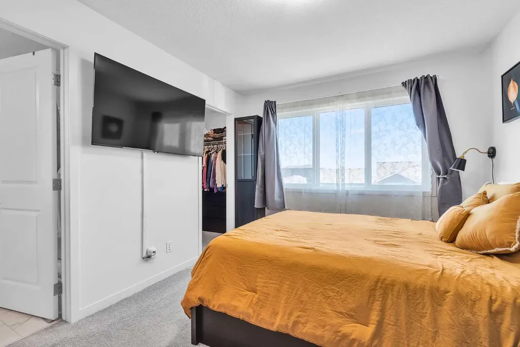 52 Edith Gate NW Calgary AB T3A 1Z2