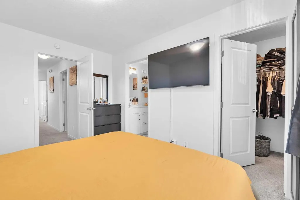 52 Edith Gate NW Calgary AB T3A 1Z2