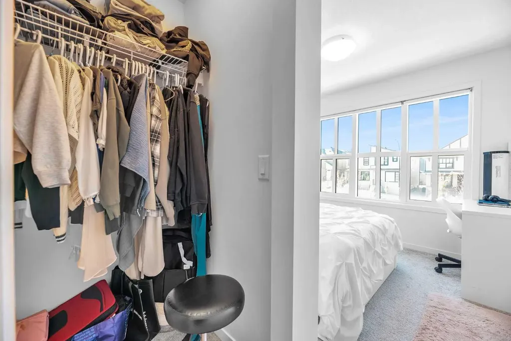 52 Edith Gate NW Calgary AB T3A 1Z2
