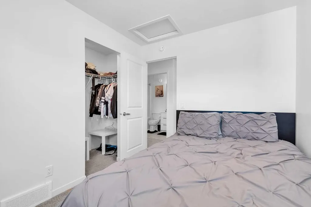 52 Edith Gate NW Calgary AB T3A 1Z2