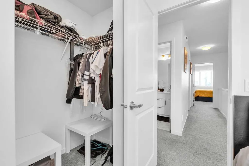 52 Edith Gate NW Calgary AB T3A 1Z2