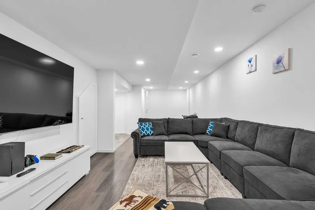 52 Edith Gate NW Calgary AB T3A 1Z2