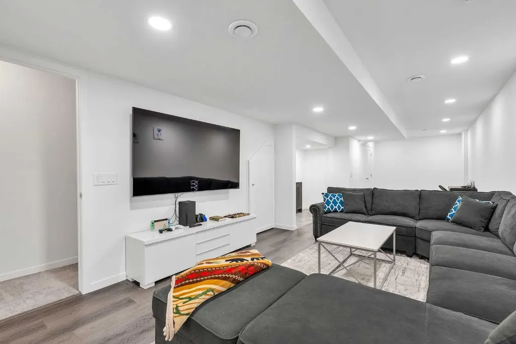 52 Edith Gate NW Calgary AB T3A 1Z2