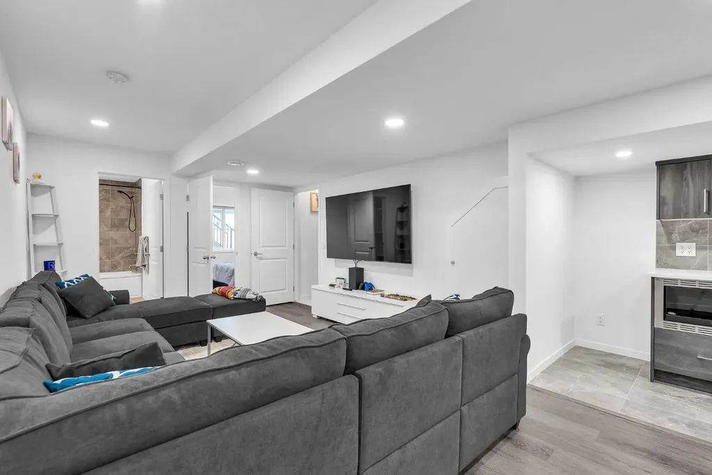 52 Edith Gate NW Calgary AB T3A 1Z2