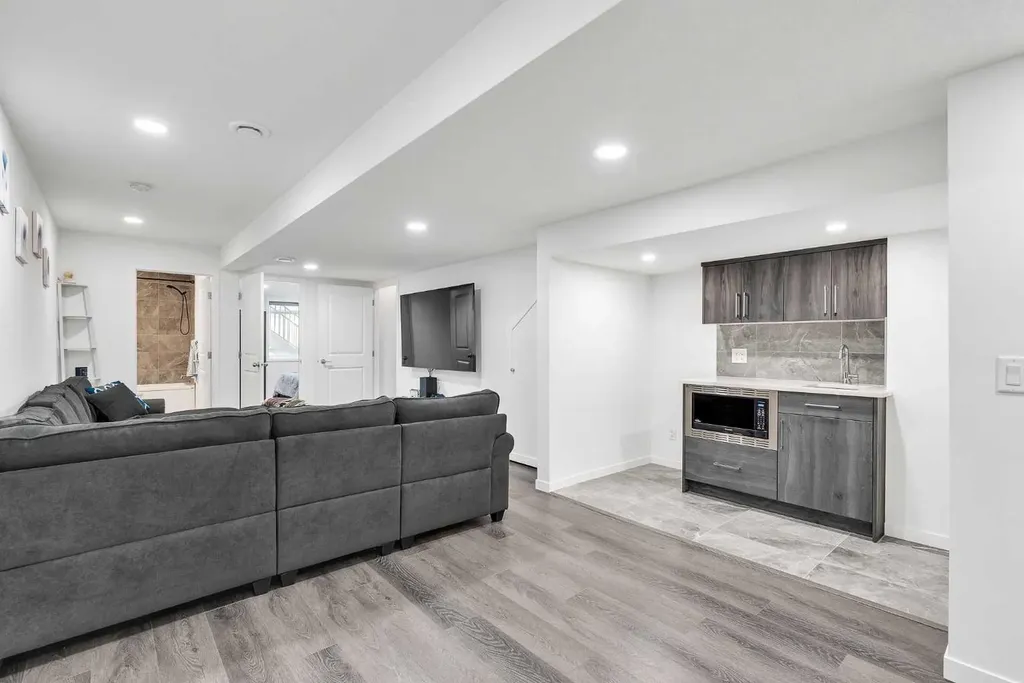 52 Edith Gate NW Calgary AB T3A 1Z2
