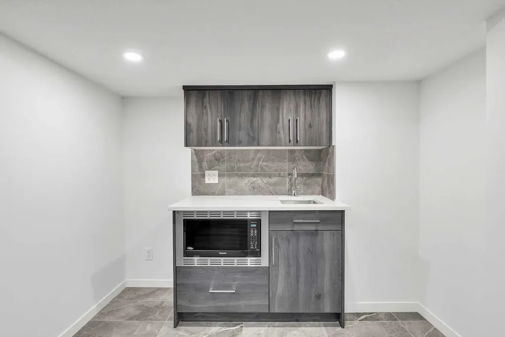 52 Edith Gate NW Calgary AB T3A 1Z2