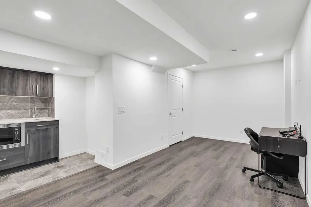 52 Edith Gate NW Calgary AB T3A 1Z2