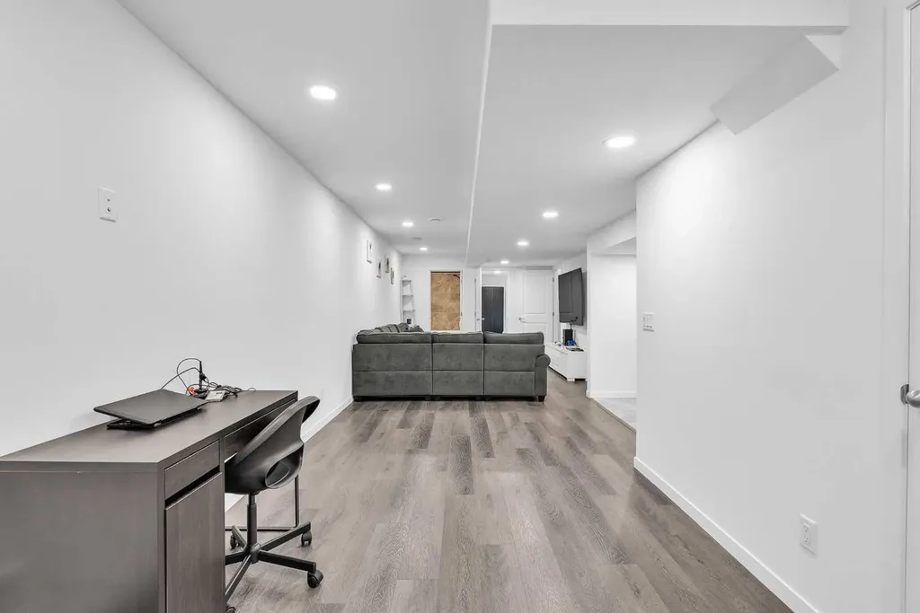 52 Edith Gate NW Calgary AB T3A 1Z2