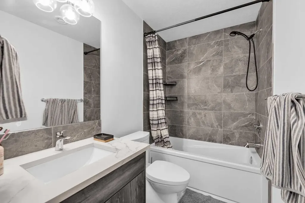 52 Edith Gate NW Calgary AB T3A 1Z2