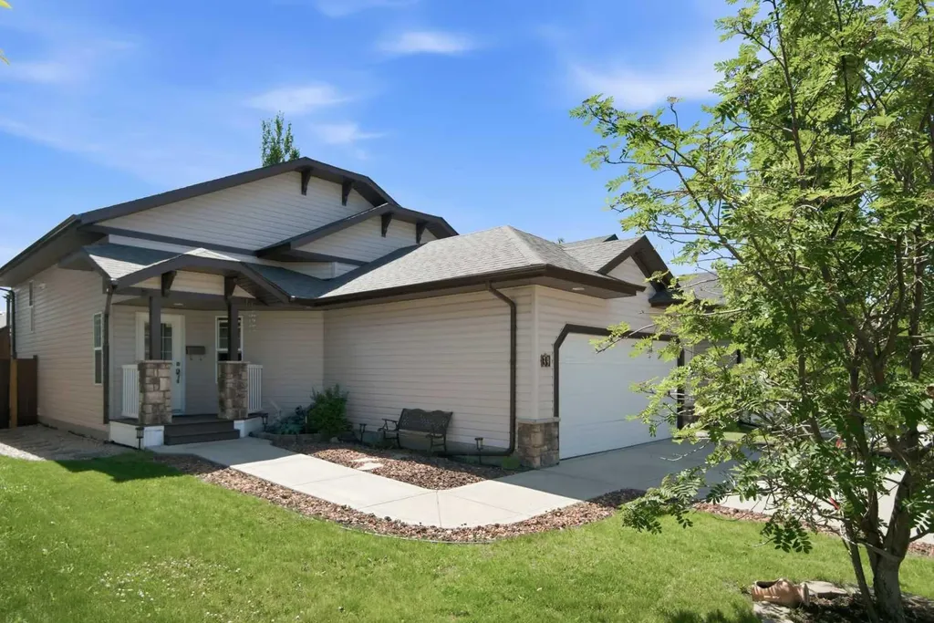 39 Landry Bend Red Deer AB T4R 3S4
