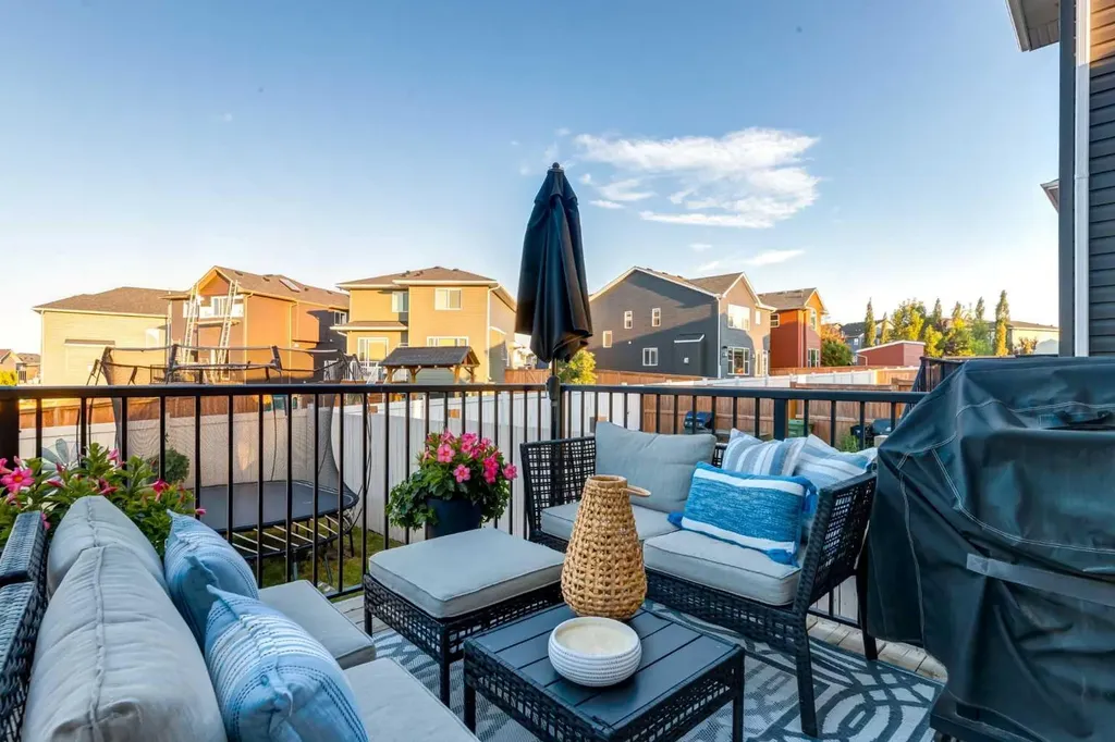 444 Evansglen Drive NW Calgary AB T3P 0P1