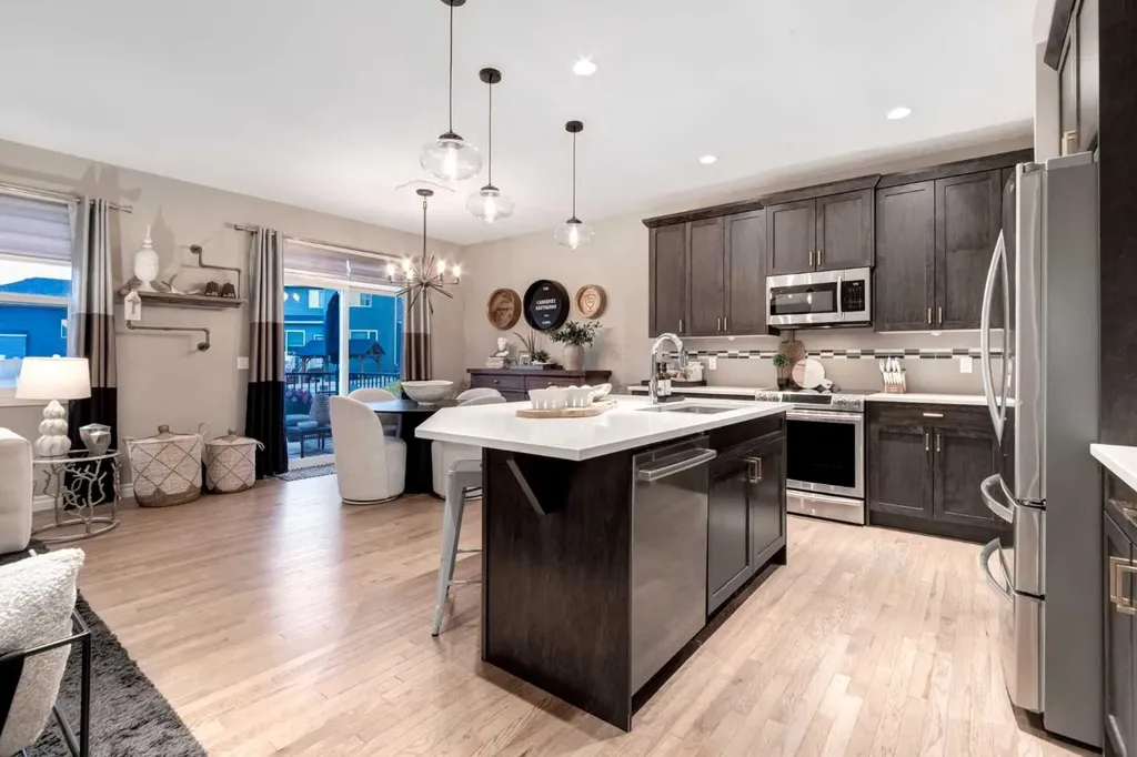 444 Evansglen Drive NW Calgary AB T3P 0P1