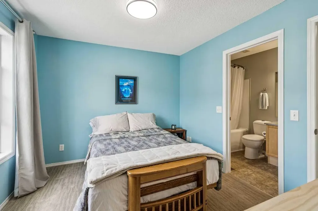 23 Toscana Gardens NW Calgary AB T3L 3C2