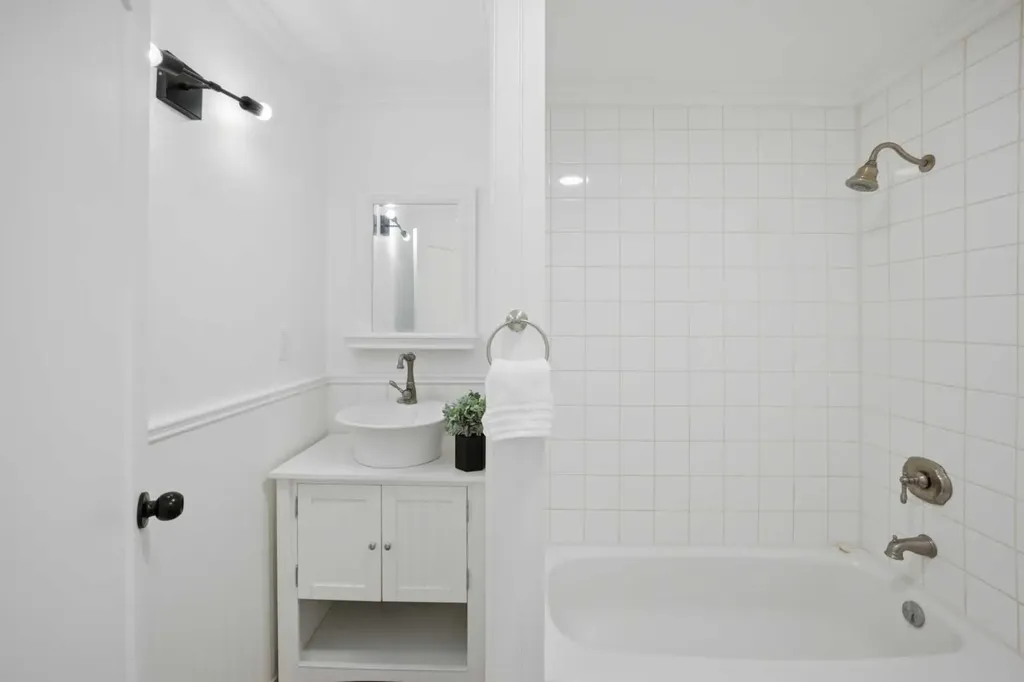 1004 Mckinnon Drive NE Calgary AB T2E 7R8