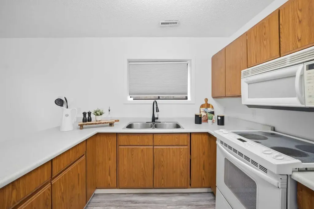 1004 Mckinnon Drive NE Calgary AB T2E 7R8