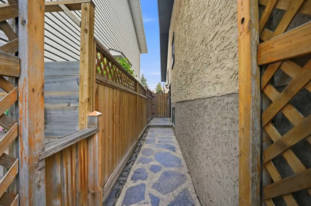 1004 Mckinnon Drive NE Calgary AB T2E 7R8