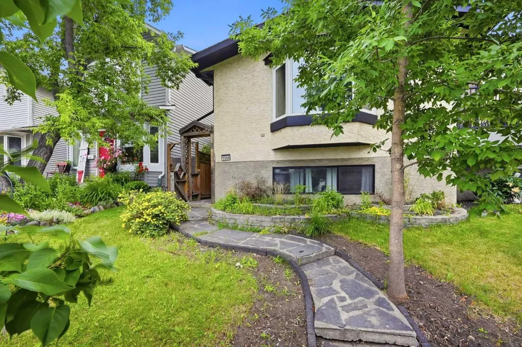 1004 Mckinnon Drive NE Calgary AB T2E 7R8