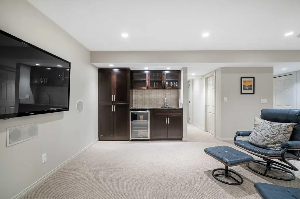 50 Springborough Crescent SW Calgary AB T3H 5M5