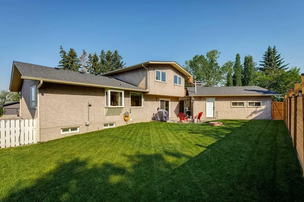 16 Brenner Place NW Calgary AB T2L1Z2