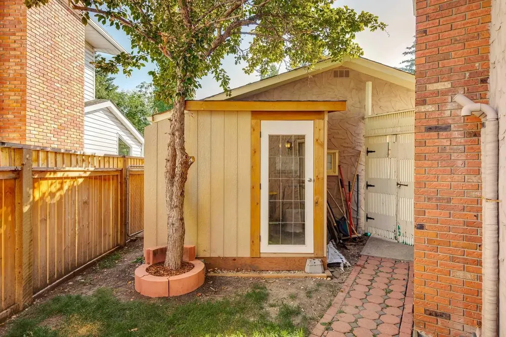 16 Brenner Place NW Calgary AB T2L1Z2