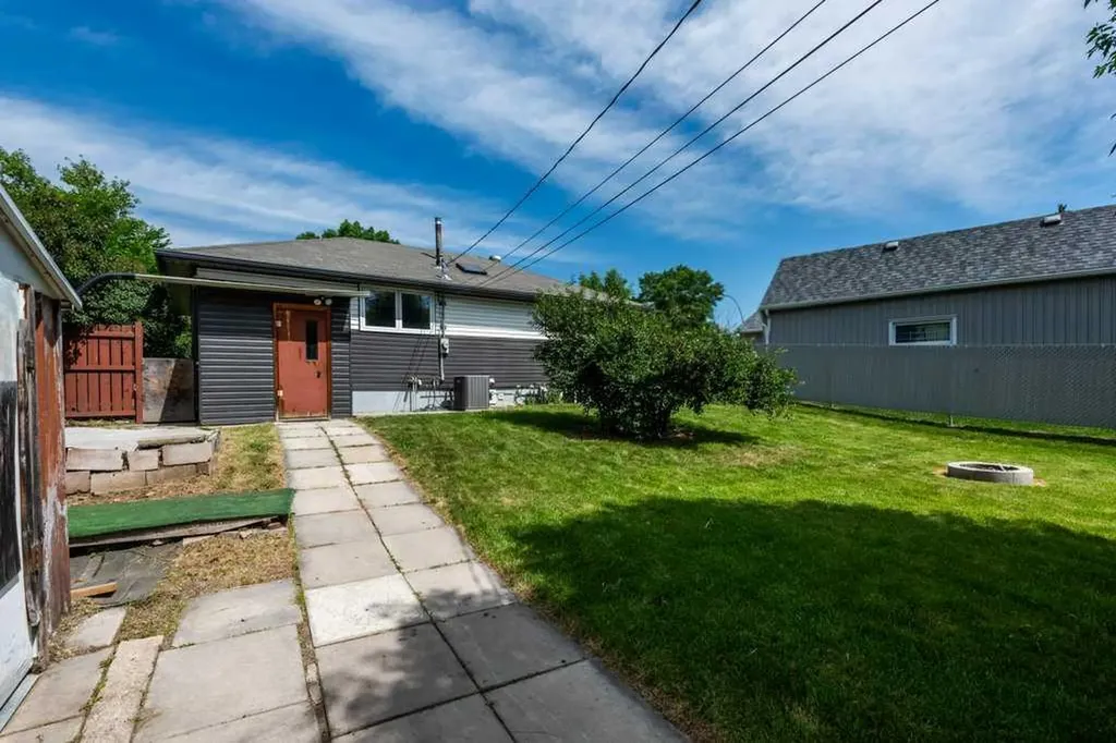 2056 Cottonwood Crescent SE Calgary AB T2B 1R3